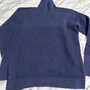 Lululemon Warm &Restore sweater size 6